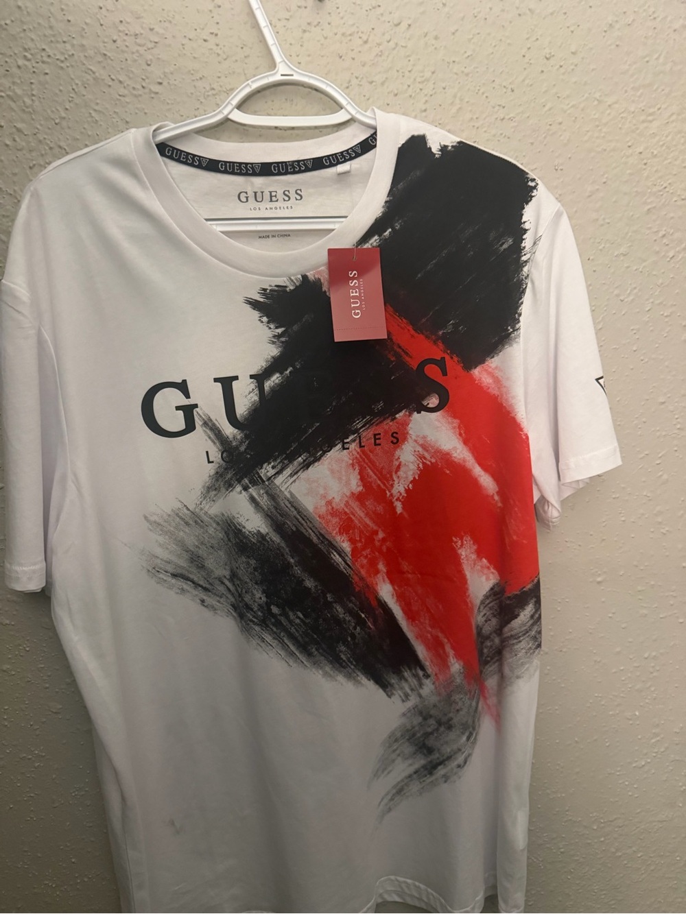 GUESS White Short-Sleeve Tee with Red and Black Brushstroke Graphic